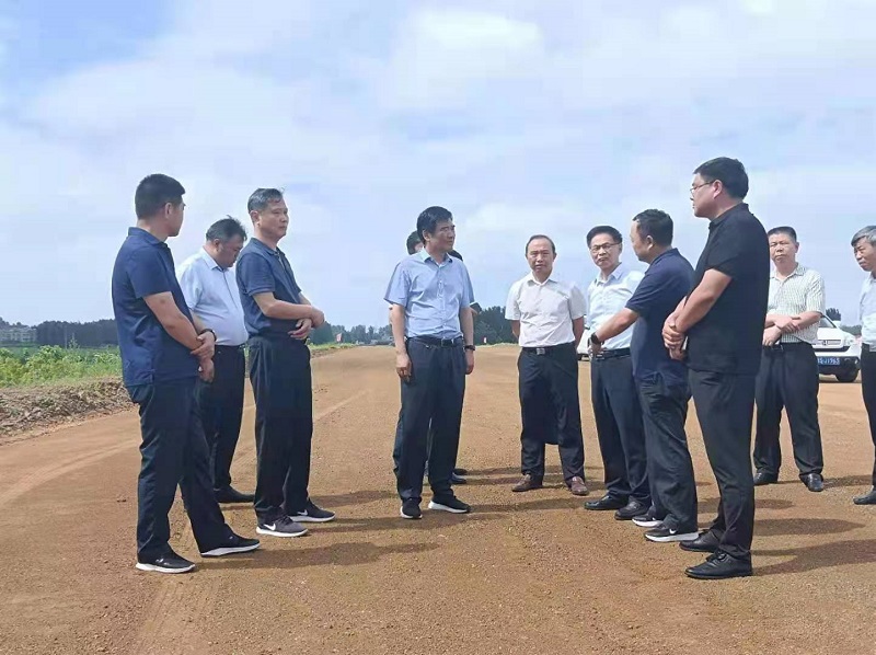 信陽(yáng)市人民副市長(zhǎng)呂旅一行到許信高速9標(biāo)檢查指導(dǎo)工作07.28.jpg