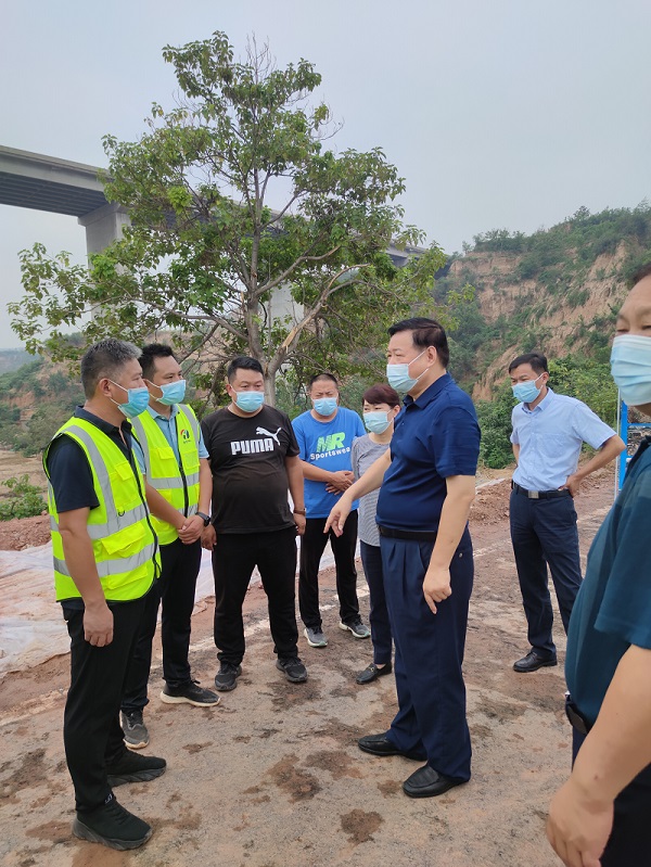 高發(fā)公司董事長(zhǎng)房益林一行到連霍高速K627水毀處檢查指導(dǎo)工作2021.08.11.jpg
