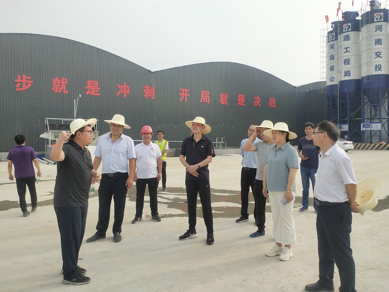 信陽(yáng)市交通運(yùn)輸局局長(zhǎng)朱時(shí)鋒一行到大別山高速雞商段JSSG-1-3工區(qū)檢查全省交通系統(tǒng)觀摩準(zhǔn)備情況.jpg