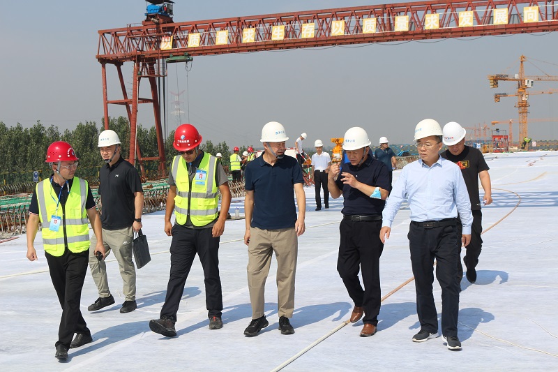1632301168221.jpg 河南交通投資集團(tuán)崔國喜部長到陽新高速公路黃河特大橋第二合同段檢查-1.jpg