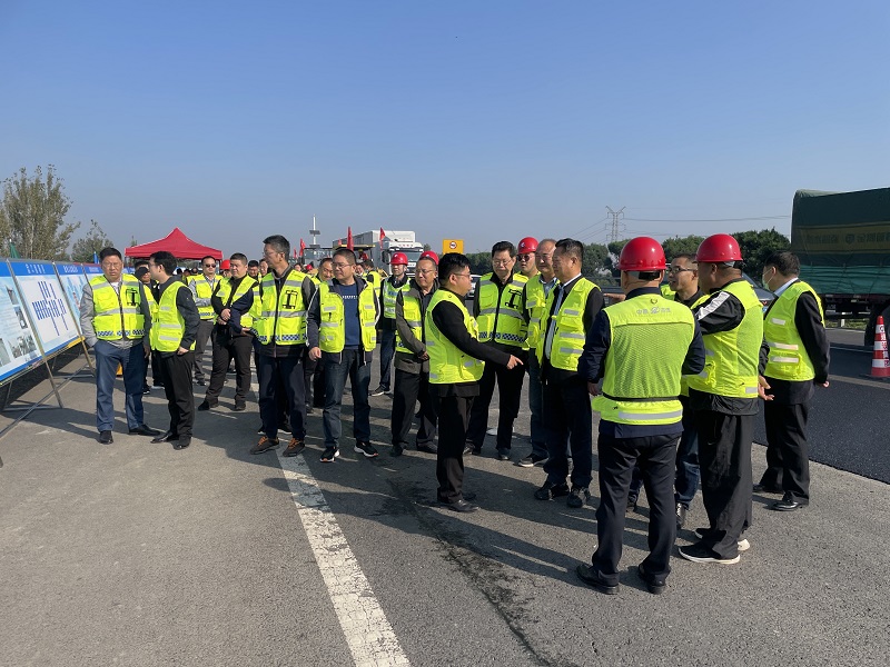 交投集團(tuán)副總經(jīng)理王前東一行到2021年京港澳高速公路漯駐段路面病害處治專項(xiàng)二期工程現(xiàn)場觀摩2021.10.15.jpg