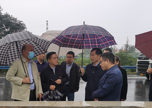 河南省交通運輸發(fā)展集團有限公司尹如軍董事長到ZZGZ-3標蒞臨指導工作.jpg