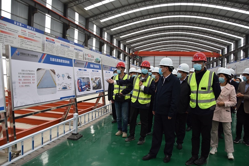 1635326933089.jpg 信陽市浉河區(qū)區(qū)委書記于海忠一行到沿大別山高速明雞段1標一工區(qū)檢查指導工作2021.10.27.jpg