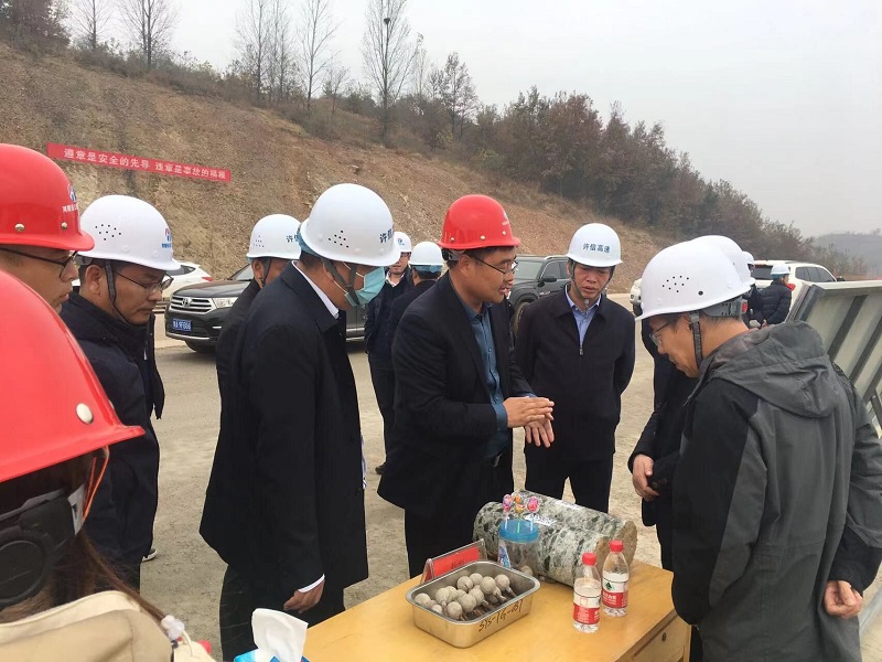 中建七局副總經(jīng)理程文彬一行到許信高速第9合同段進(jìn)行觀摩交流.jpg