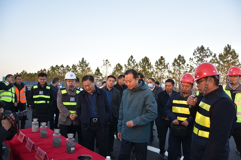 省交通運(yùn)輸廳副廳長宋華東一行到大廣高速息光段養(yǎng)護(hù)提升工程2021.11.25.jpg