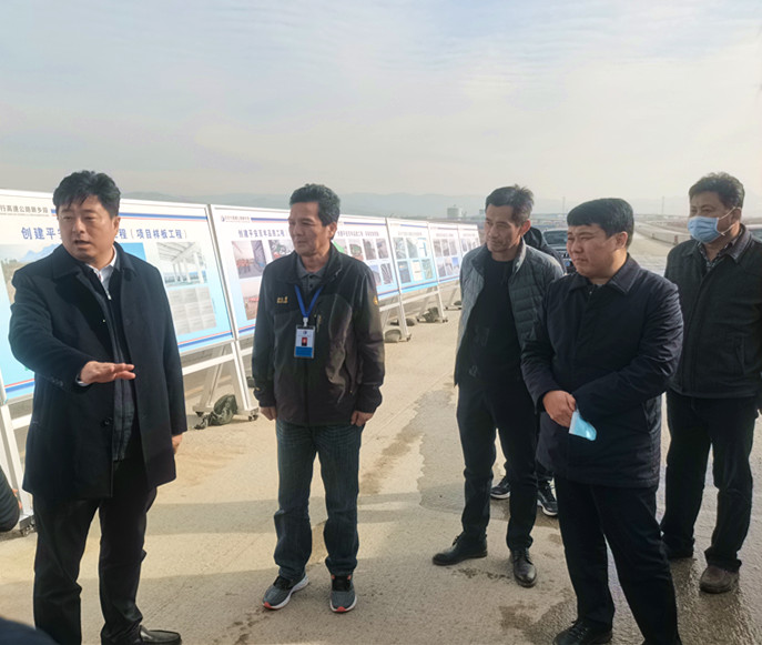 新鄉(xiāng)市紀(jì)委書記張浩一行到沿太行高速新鄉(xiāng)段1標(biāo)檢查指導(dǎo)工作2021.12.07.jpg