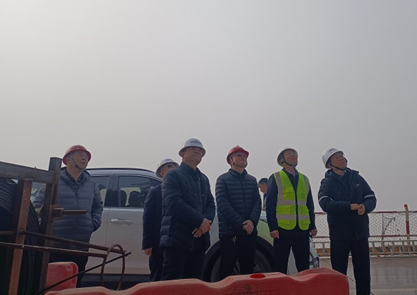 集團公司總經理魏道平一行到陽新黃河特大橋第二合同段檢查指導工作.jpg