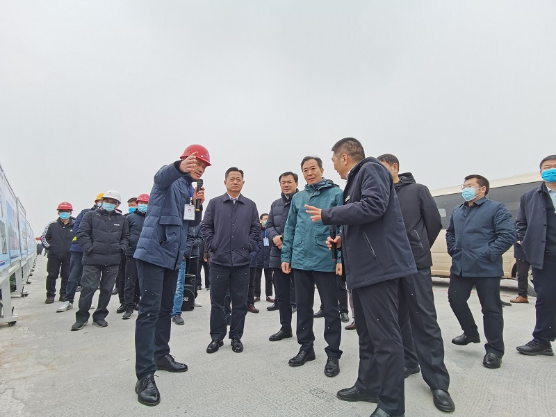 省交通運輸廳副廳長宋華東一行到沿太行高速新鄉(xiāng)段1標(biāo)觀摩指導(dǎo).jpg