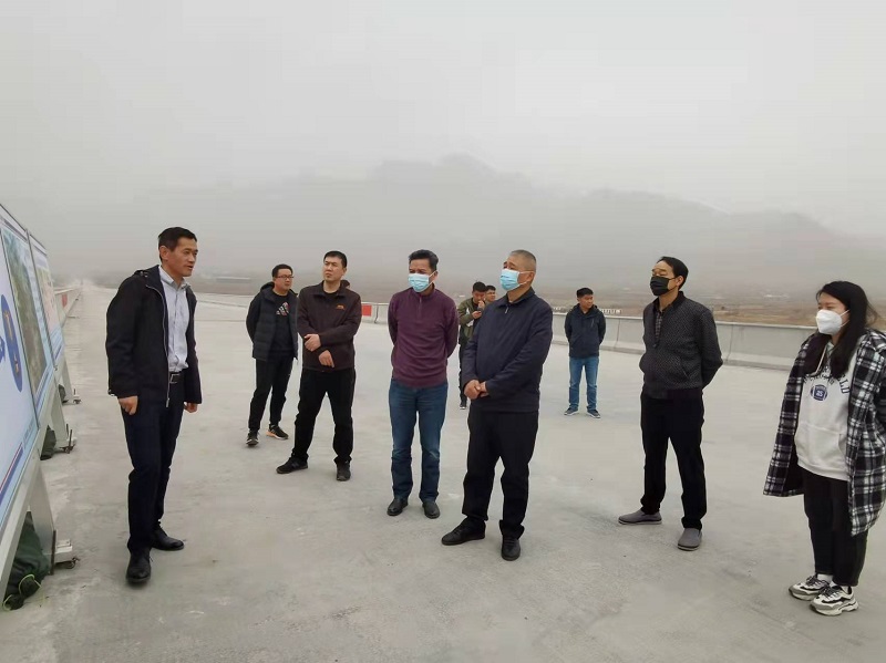 河南省交通工會副主任林憲進一行到沿太行高速新鄉(xiāng)段1標驗收“六比一創(chuàng)”工作成果.jpg