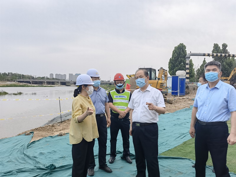 河南省委常委、鄭州市委書記安偉到連霍高速跨賈魯河大橋搶修工程現(xiàn)場視察工作.jpg