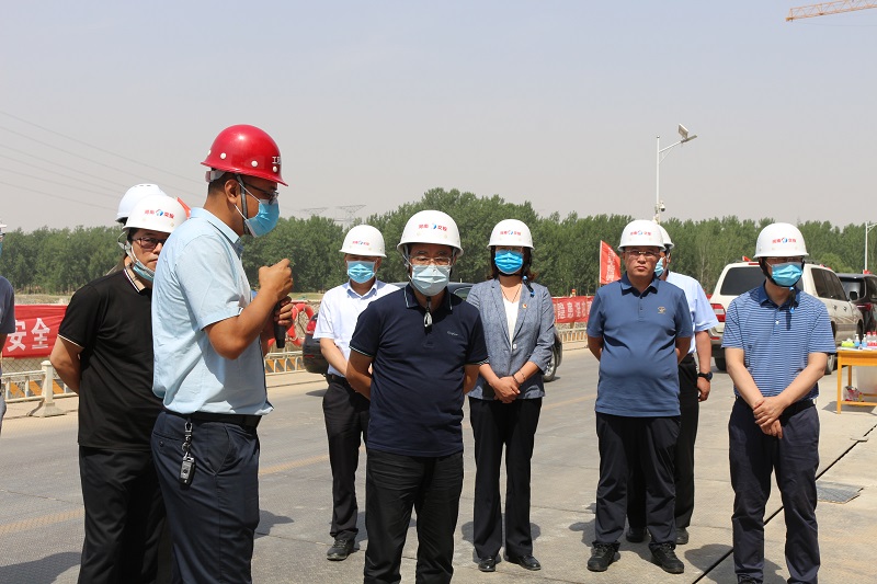 水利部黃河水利委員會副主任牛玉國到陽新高速公路黃河特大橋項目檢查防汛工作-2.jpg