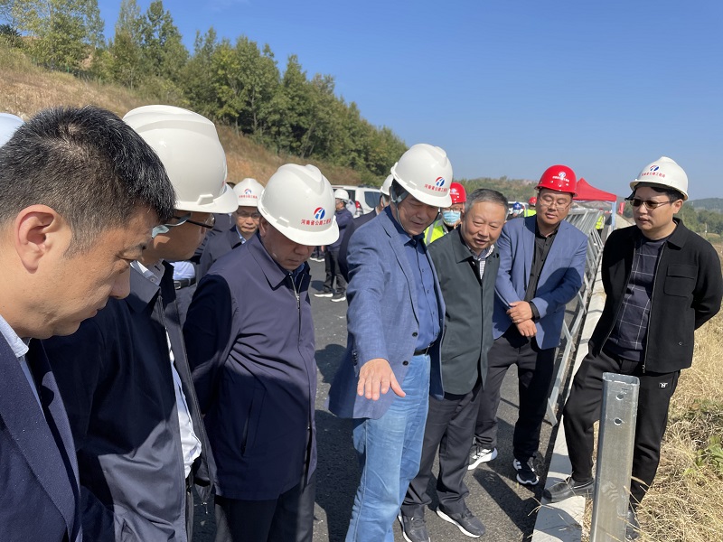 河南交通投資集團(tuán)黨委書記、董事長(zhǎng)程日盛帶隊(duì)到許信高速9標(biāo)調(diào)研指導(dǎo)工作.jpg