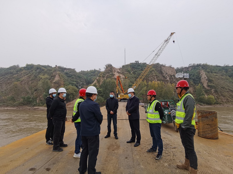 焦作市交通運(yùn)輸局局長(zhǎng)原紅波蒞臨焦平高速焦滎段檢查指導(dǎo)工作&_8195;.jpg