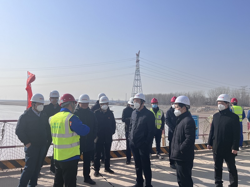1673509216344.jpg 河南交投集團副總經(jīng)理呂小武一行到陽新高速黃河特大橋項目視察工作.jpg