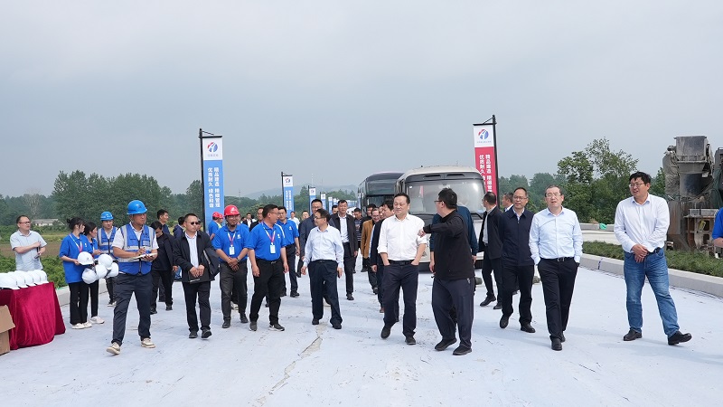 河南省交通運輸廳李強副廳長一行雞商1-3工區(qū)檢查2023年度全國公路平安百年品質(zhì)工程示范創(chuàng)建經(jīng)驗交流暨現(xiàn)場觀摩會籌備工作情況.jpg