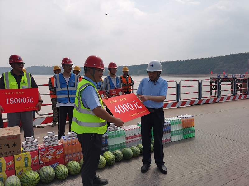 河南省總工會到焦滎四標送清涼活動[1].jpg