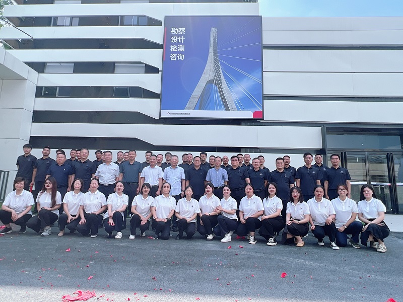集團(tuán)領(lǐng)導(dǎo)參加勘察設(shè)計(jì)院揭牌儀式--集體合影 (3).jpg