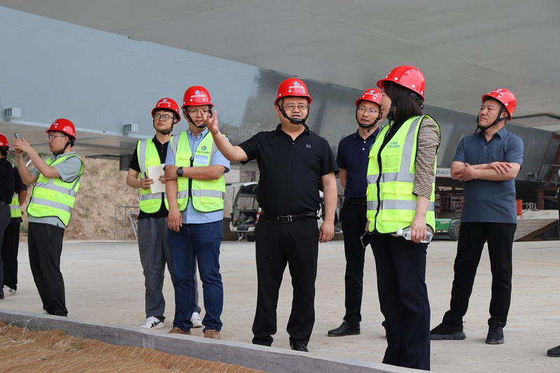 歐洲自然科學(xué)院外籍院士李偉華教授團(tuán)隊(duì)一行參觀焦平高速黃河橋項(xiàng)目并開展交流座談 (1).png
