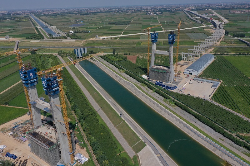 焦平高速焦作至滎陽段南水北調(diào)斜拉橋順利封頂.jpg