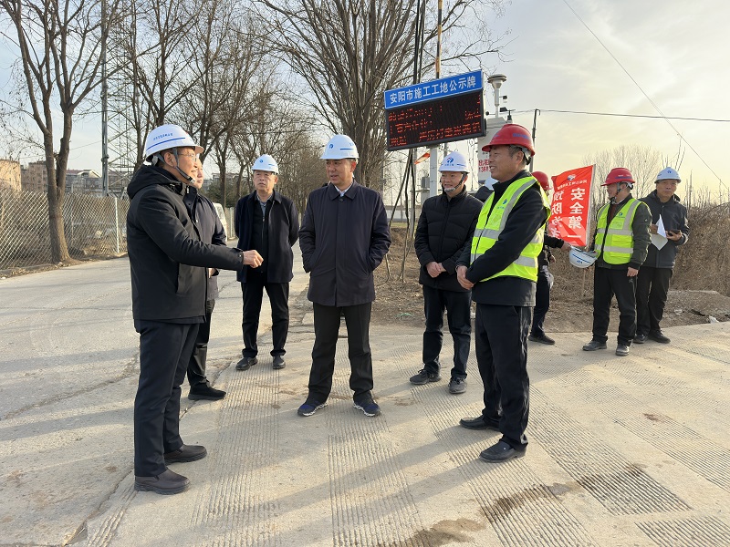 安陽市副市長(zhǎng)高勤科一行調(diào)研安鶴高速一標(biāo)節(jié)后復(fù)工復(fù)產(chǎn)情況.jpg